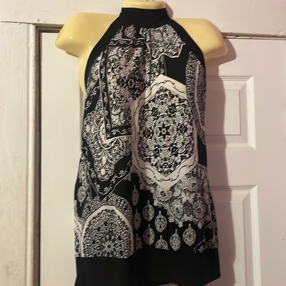 Woman’s tie around the neck open back shirt 🦄